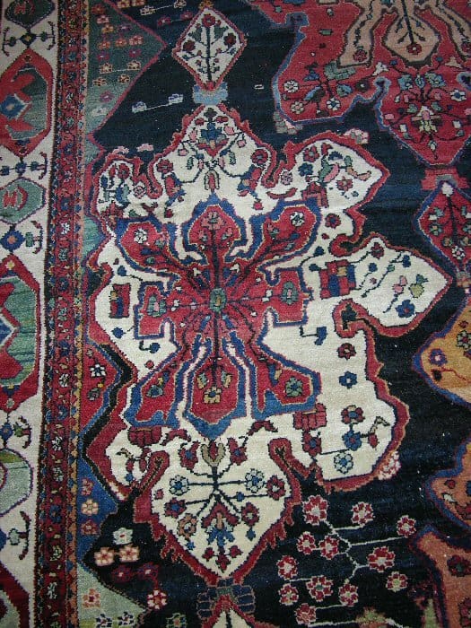 Lot 2454 – Detail Bakhtiari rug ca. 1930-40. Size 565 x 417 cm. Estimate 80.000 DKR. Not sold.