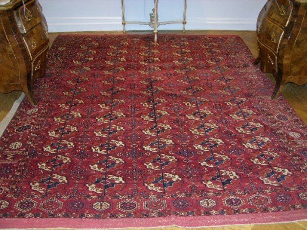 Lot 2460 – 19th century Turkoman maincarpet from the Tekke tribe. Size 225 x 205 cm. Estimate 80.000 DKR. Not sold.