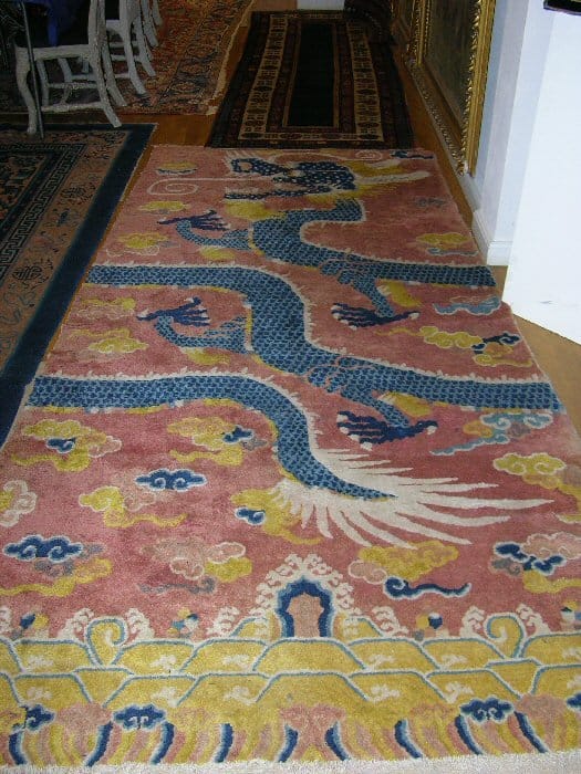 Lot 2538 – Antique Chinese carpet from the Ningxia Province ca. 1900. Size 306 x 166 cm. Estimate 10.000 DKR. SOLD 22.000 DKR.