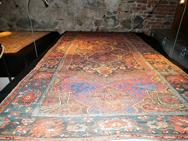 DSCF1300 Medallion Ushak carpet 17th century. Size 180 x 272 cm.
