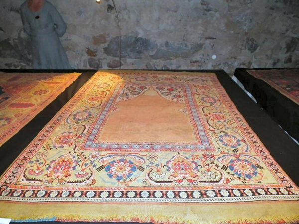 DSCF1301 West Anatolian prayer rug 17th century. Size 128 x 186 cm.