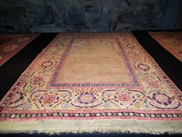 DSCF1303 Anatolian prayer rug 17th century.