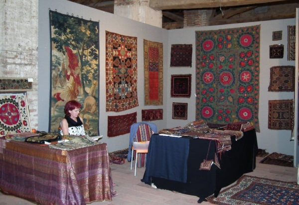 Ulrike Montigel ind the stand of Galerie Arabesque.