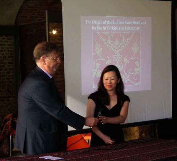 Alberto Boralevi presents art historian Sumiyo Okumura from the Turkish Cultural Foundation
