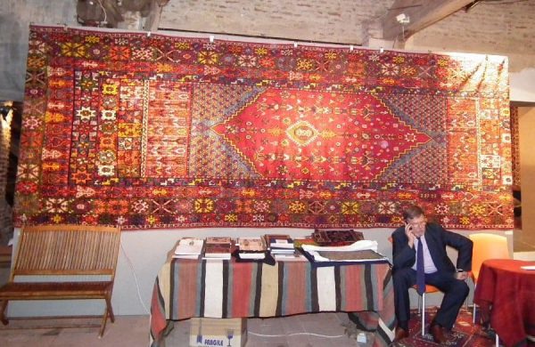 Alberto Boralevi in his stand. In the background a very large Moroccan carpet.