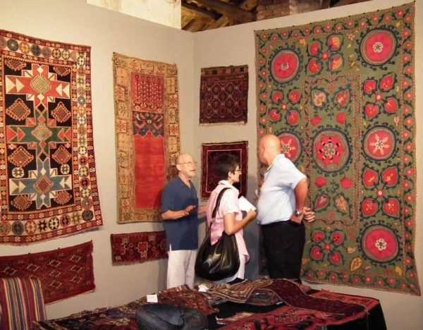 Michael Craycraft and visiting collectors in the stand of Galerie Arabesque.