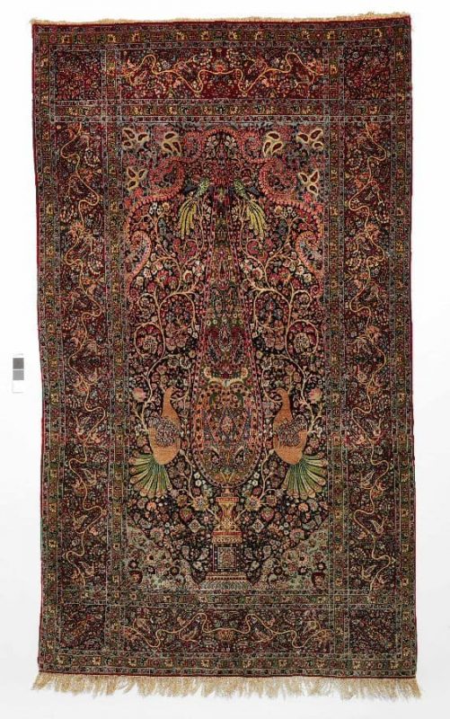 Kerman Vase design Kerman rug, Persia. Vase design. Early 20th century. 235 x 135 cm. Est. 10.000.- Euro.