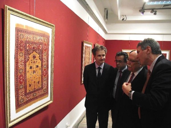 3 Presenting the Single-niche Transylvanians to HE the Minister of Education Stefano Ionescu presenting the single-niche Transylvanians to the Turkish Minister of Education