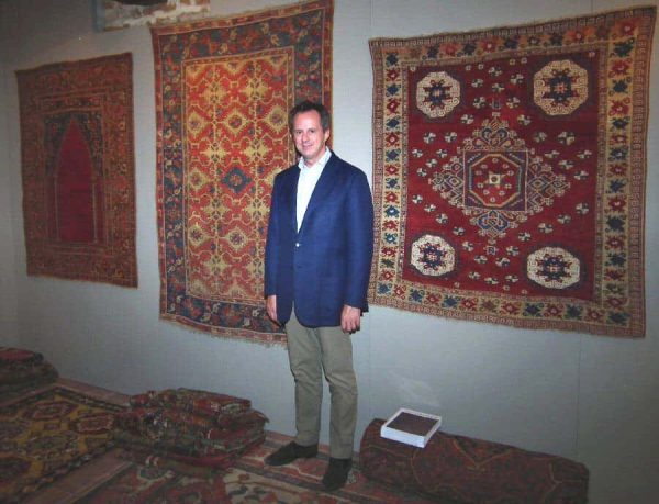 Sartirana2012_Mirco_Cattai_UshakLotto17th Mirco Cattai in front of a 17th century Ushak Lotto. Archve photo Sartirana 2012