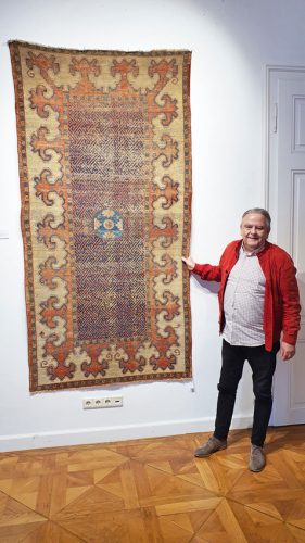 Udo Langauer in front of an early Yarkand carpet